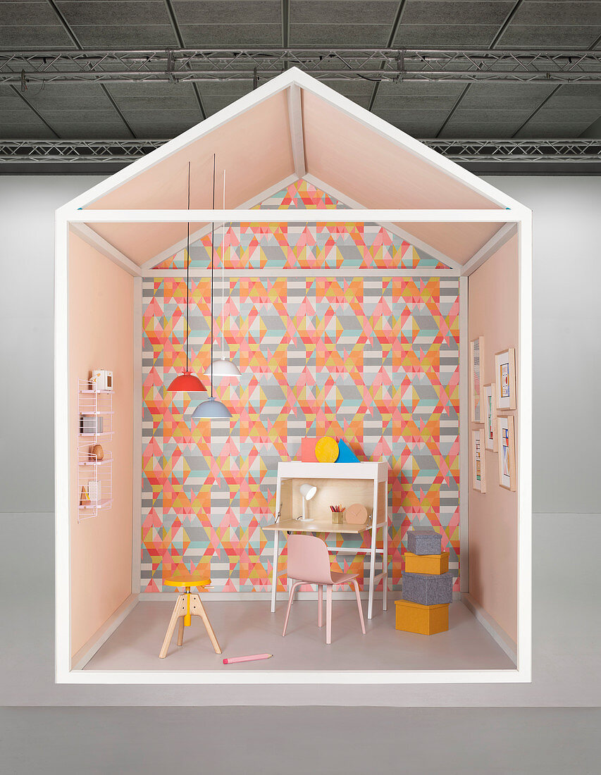 Gestaltungsidee für den Arbeitsbereich mit Schreibtisch vor Wandtapete mit geometrischen Mustern