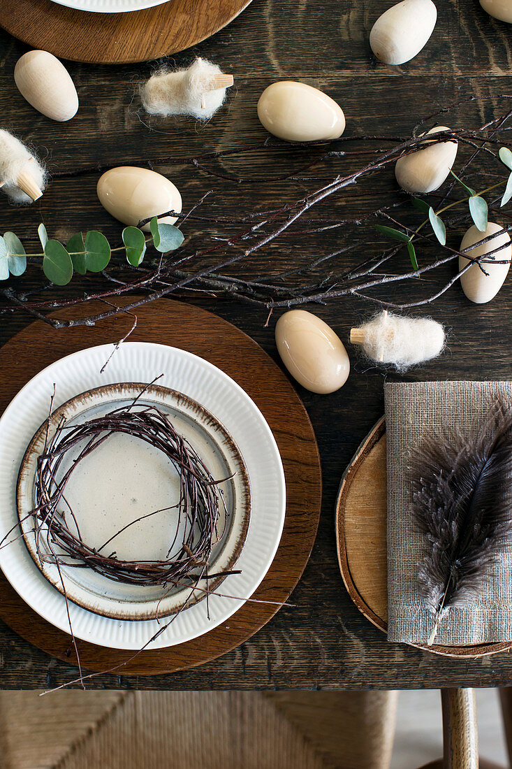 Mit Birkenzweigen gedeckter Tisch in Brauntönen zu Ostern