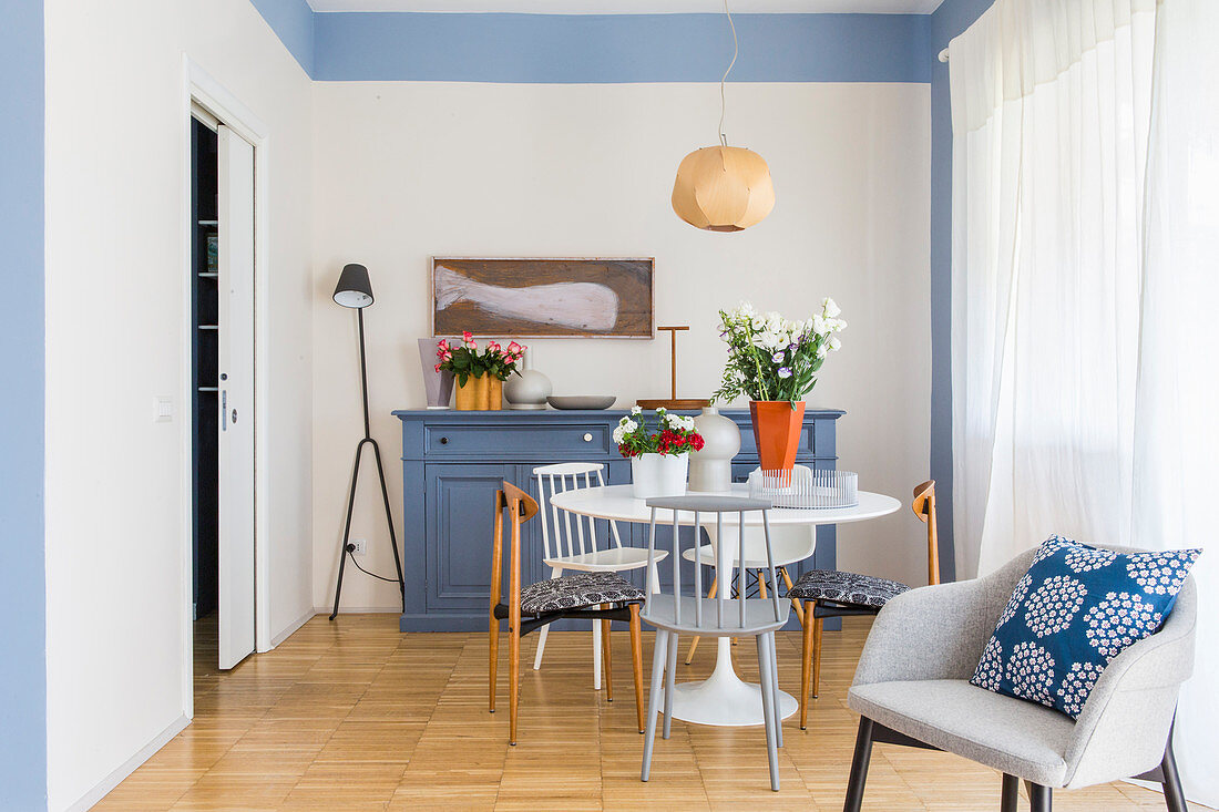 Essbereich mit weißem Tulip Table und blauem Sideboard