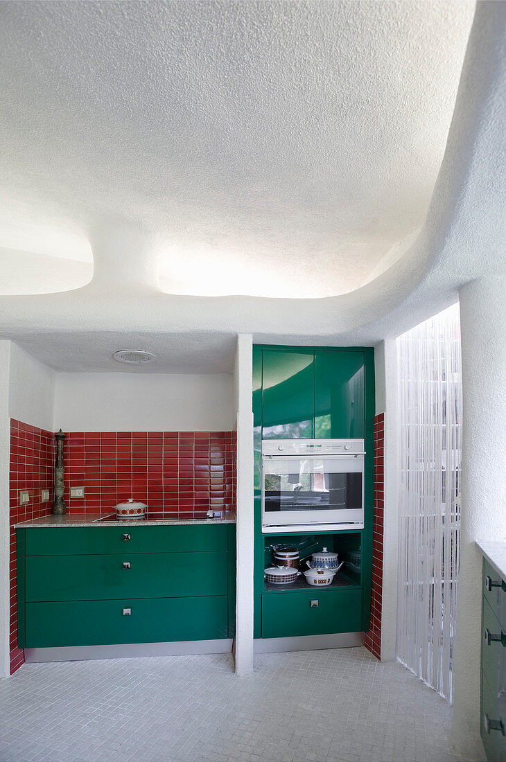 Küche im Retrostil in Rot und Grün mit organisch geformten Wänden