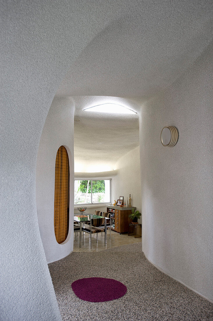 Flur mit organisch geformten Wänden, Esszimmer im Retro-Stil