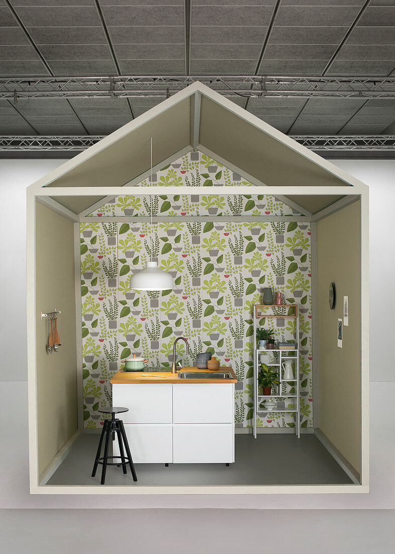 Gestaltungsidee für den Küchenbereich mit Spüle und Regal vor Tapete mit Pflanzenmotiven