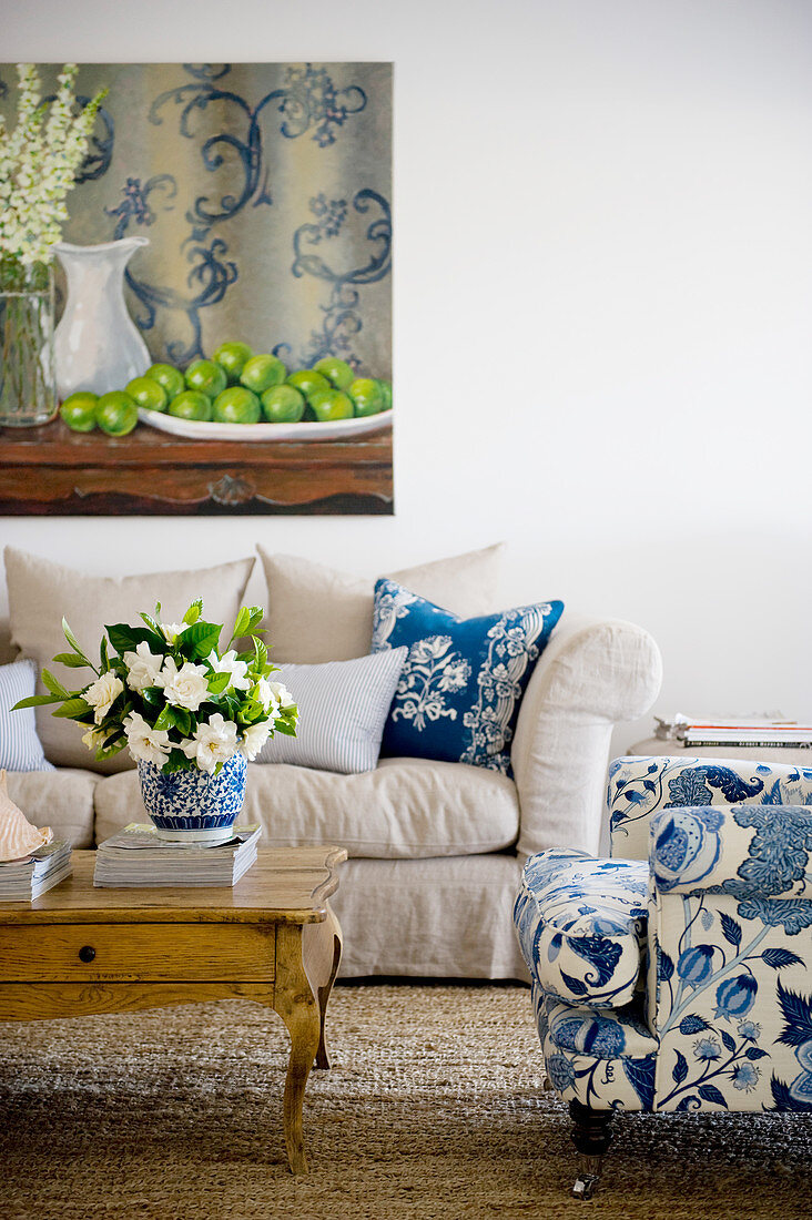 Polstermöbel mit weiß-blauem und mit sandfarbenem Bezug im Wohnzimmer