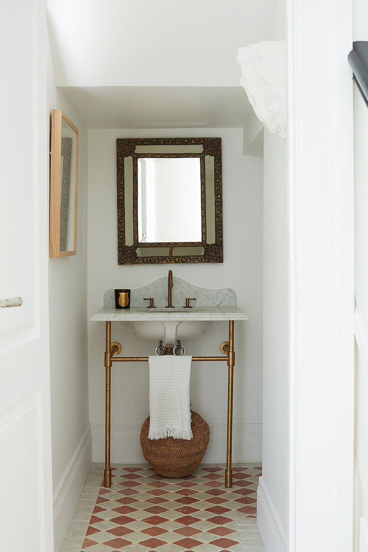 Marmor-Waschtisch, darüber Wandspiegel in Gäste-Toilette