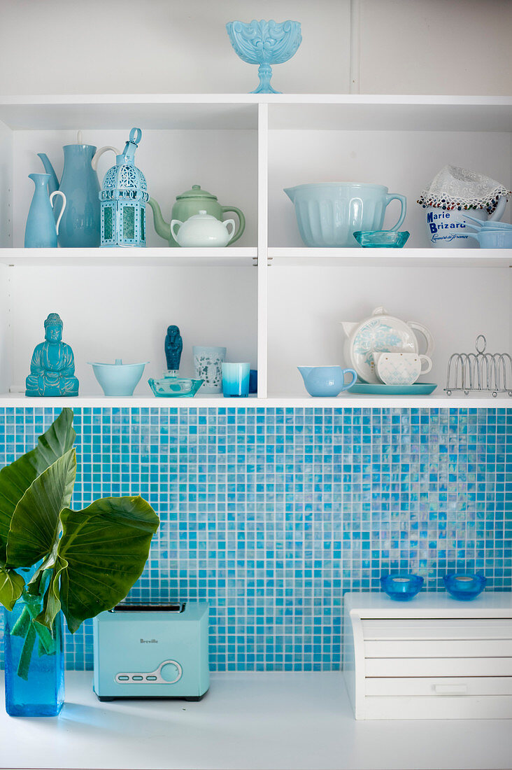 Küche in Weiß und Hellblau mit Mosaikfliesenspiegel und offenem Wandregal