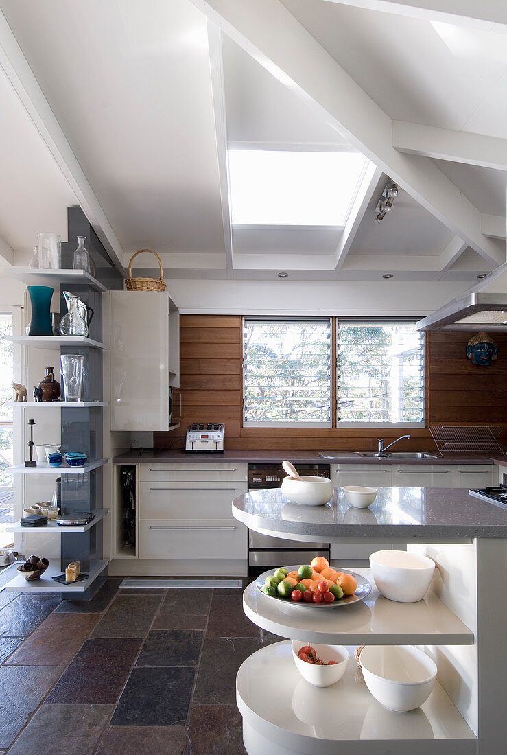 Küche im modernen Landhausstil mit Steinfliesenboden und weißer Holzbalkendecke