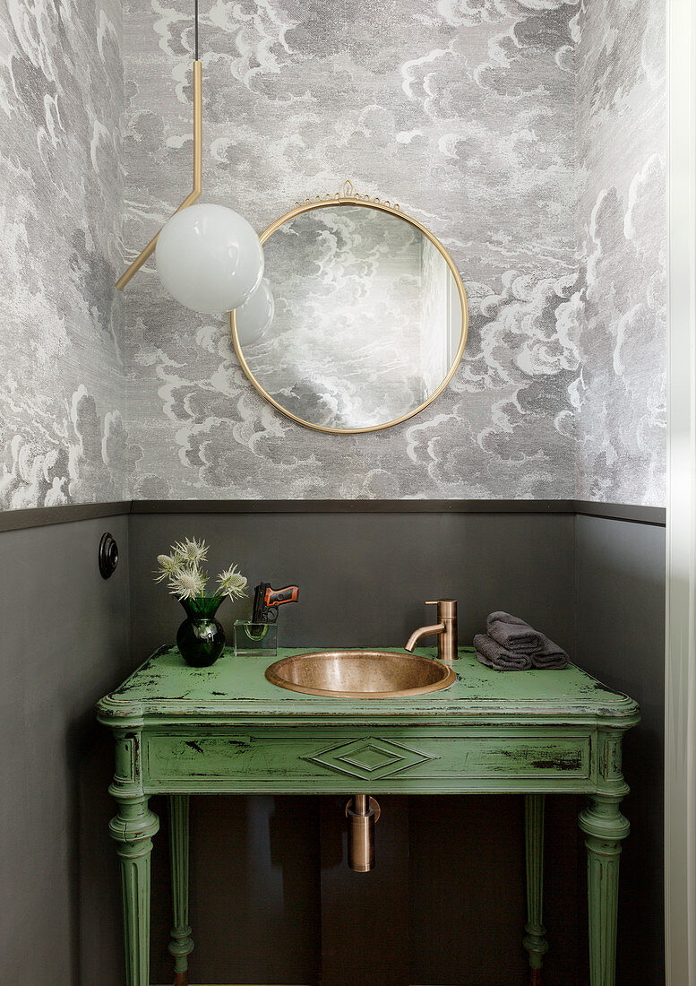 Grüner Waschtisch mit Kupfer-Handswaschbecken in Gästetoilette in Grautönen