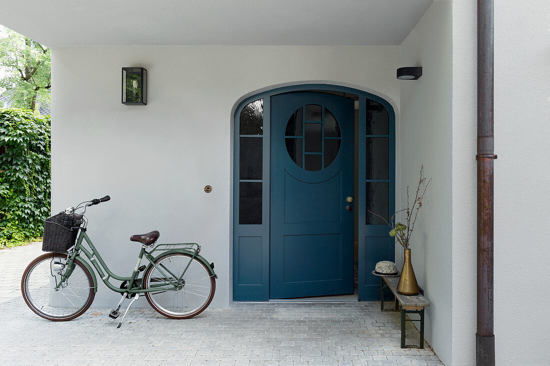 Eingangsbereich mit Fahrrad und halb geöffneter Haustür