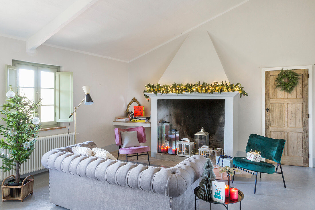 Elegante Möbel im Wohnzimmer mit offenem Kamin und Weihnachtsdeko
