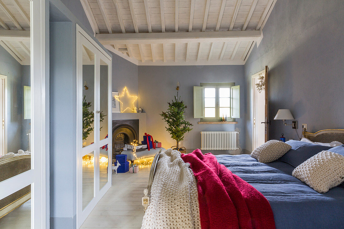 Schlafzimmer mit hellblauen Wänden und Weihnachtsdeko im Landhaus