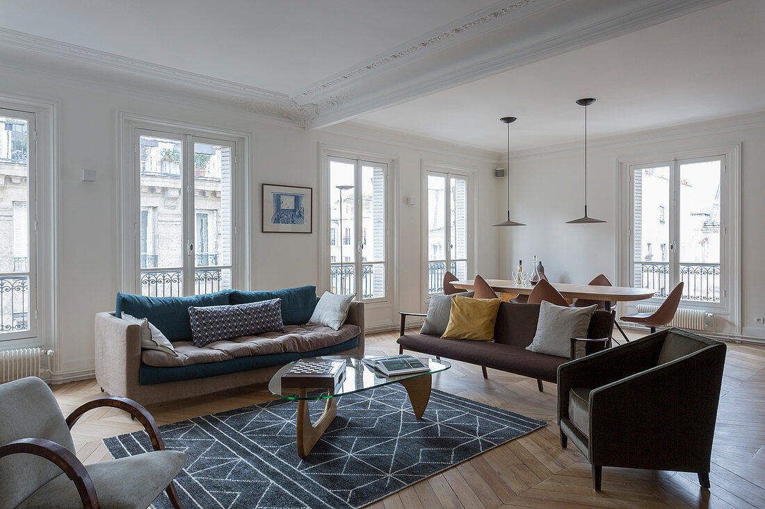 Wohnzimmer mit Mid Century Möbeln im französischen Altbau