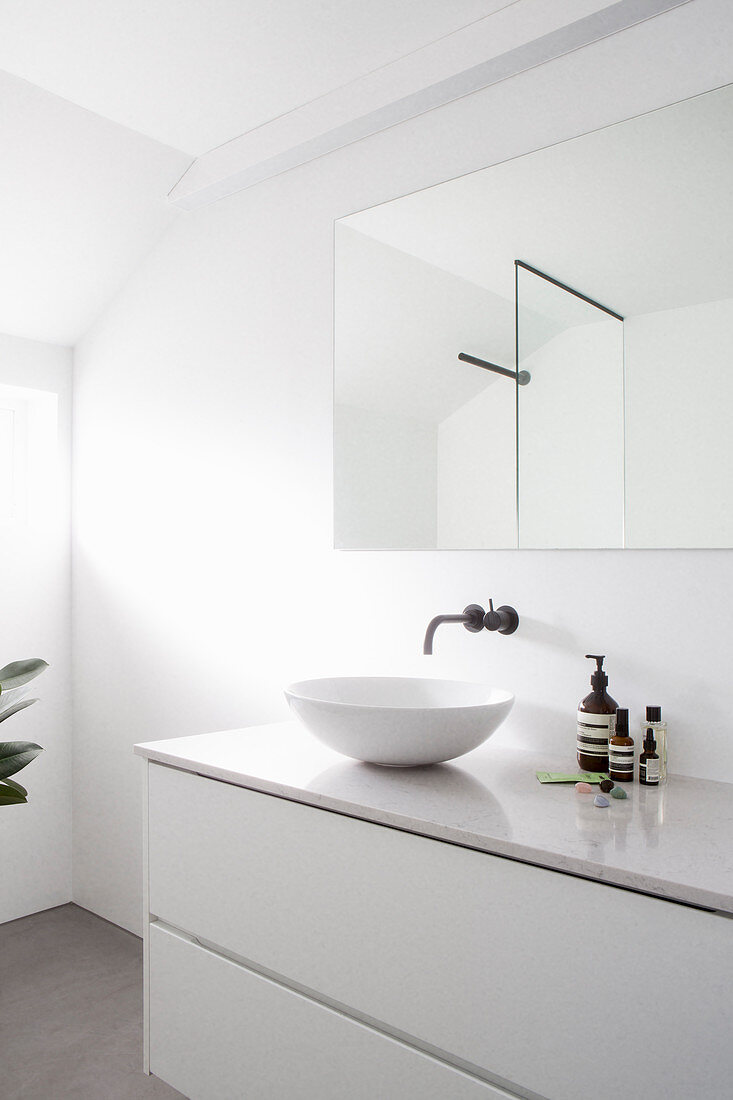 Weißes Badezimmer mit Waschtischmöbel und Spiegelschrank