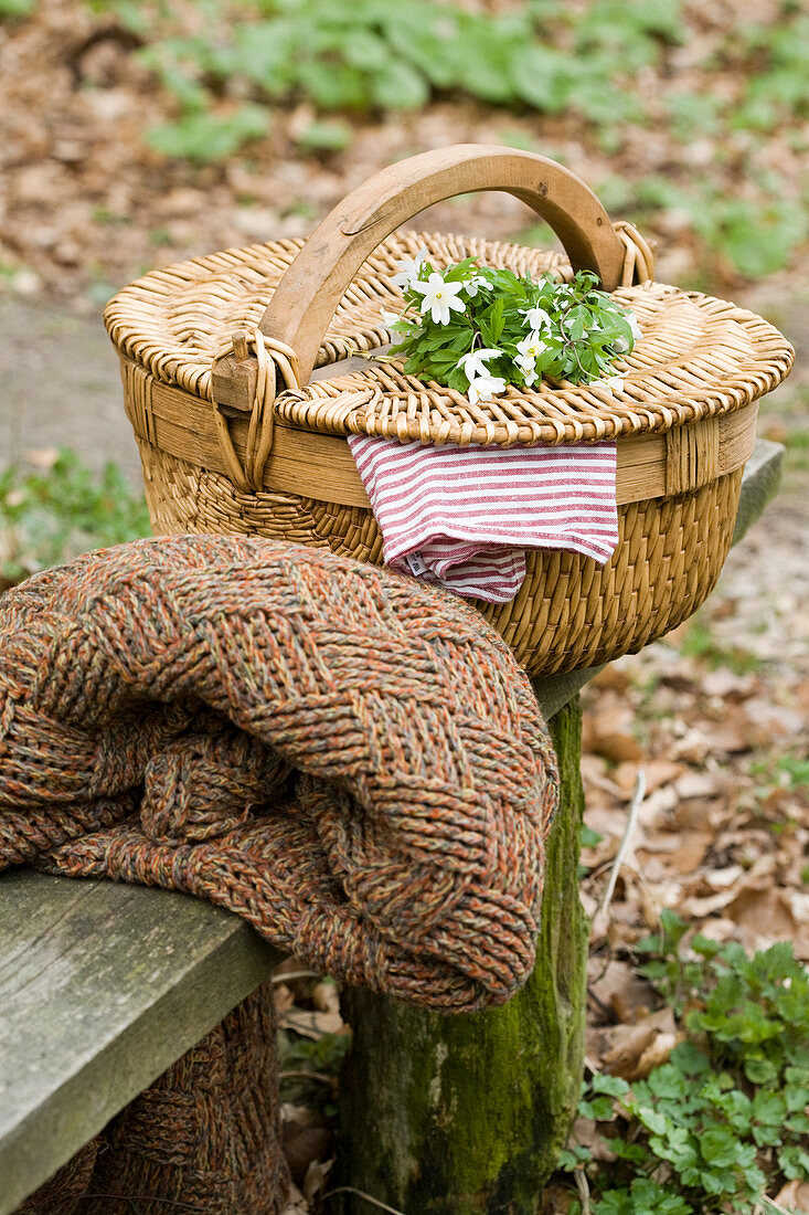 Picknickkorb mit Sträußchen aus Buschwindröschen