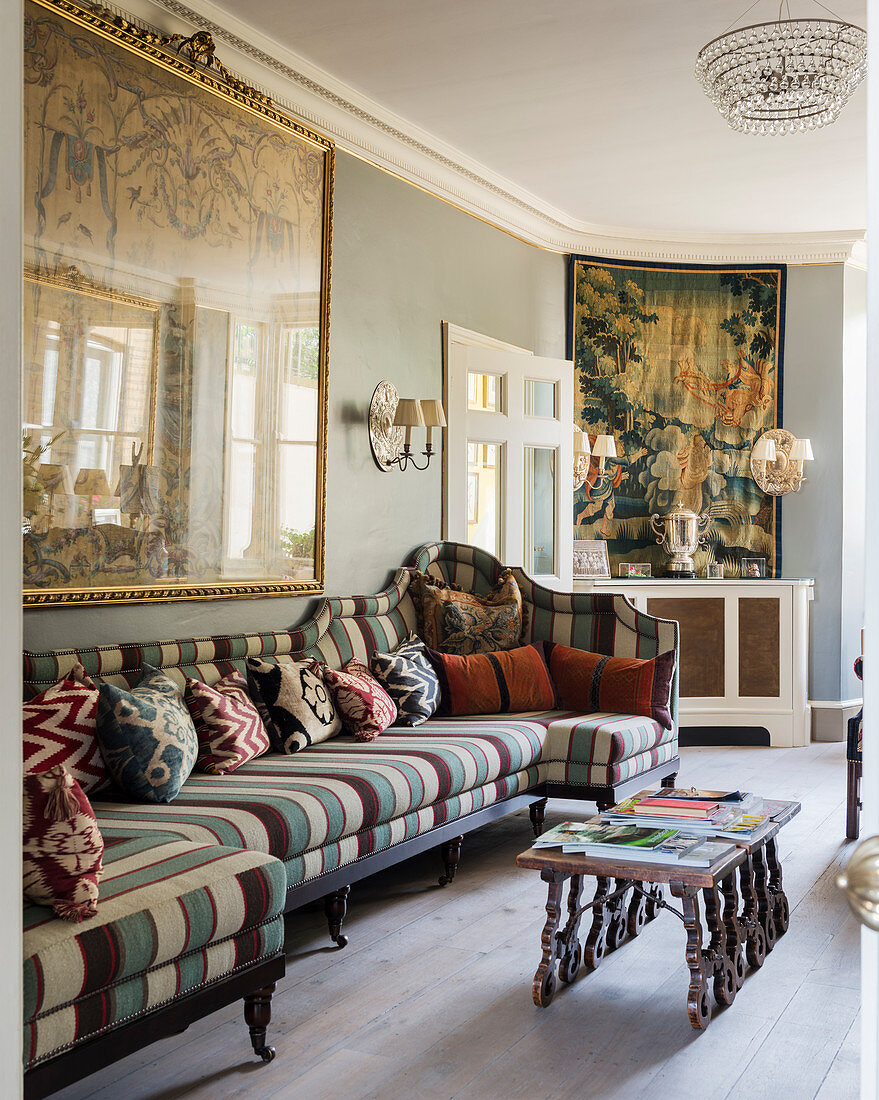 Gestreiftes Sofa im klassischen Wohnzimmer im Englischen Stil