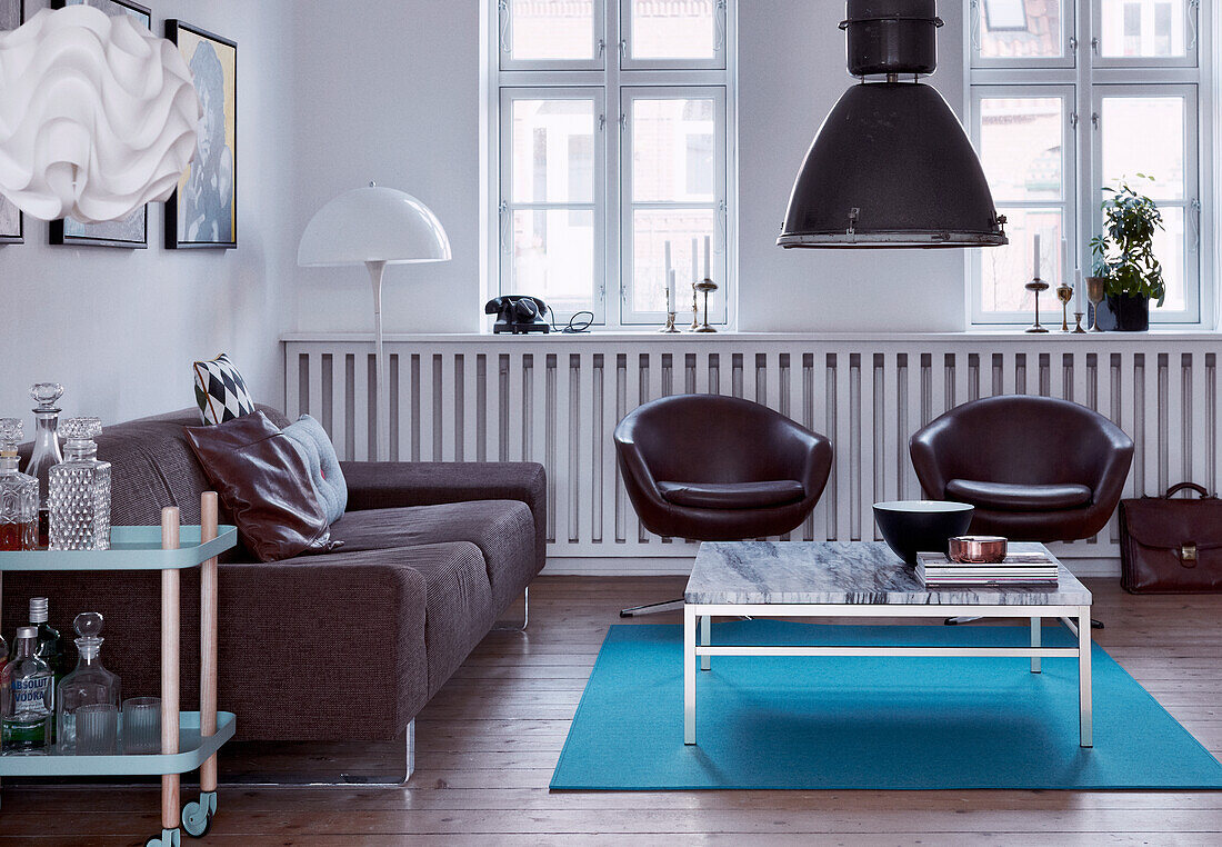 Polstersofa, Retro Sessel und Couchtsich mit Marmorplatte im Wohnzimmer