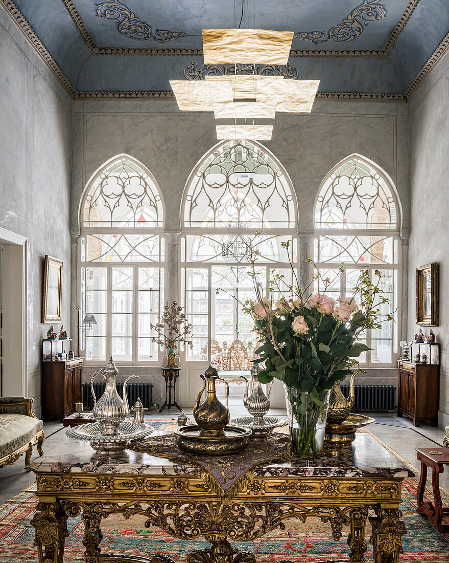 Opulent verzierter goldener Tisch in einem orientalischen Palast