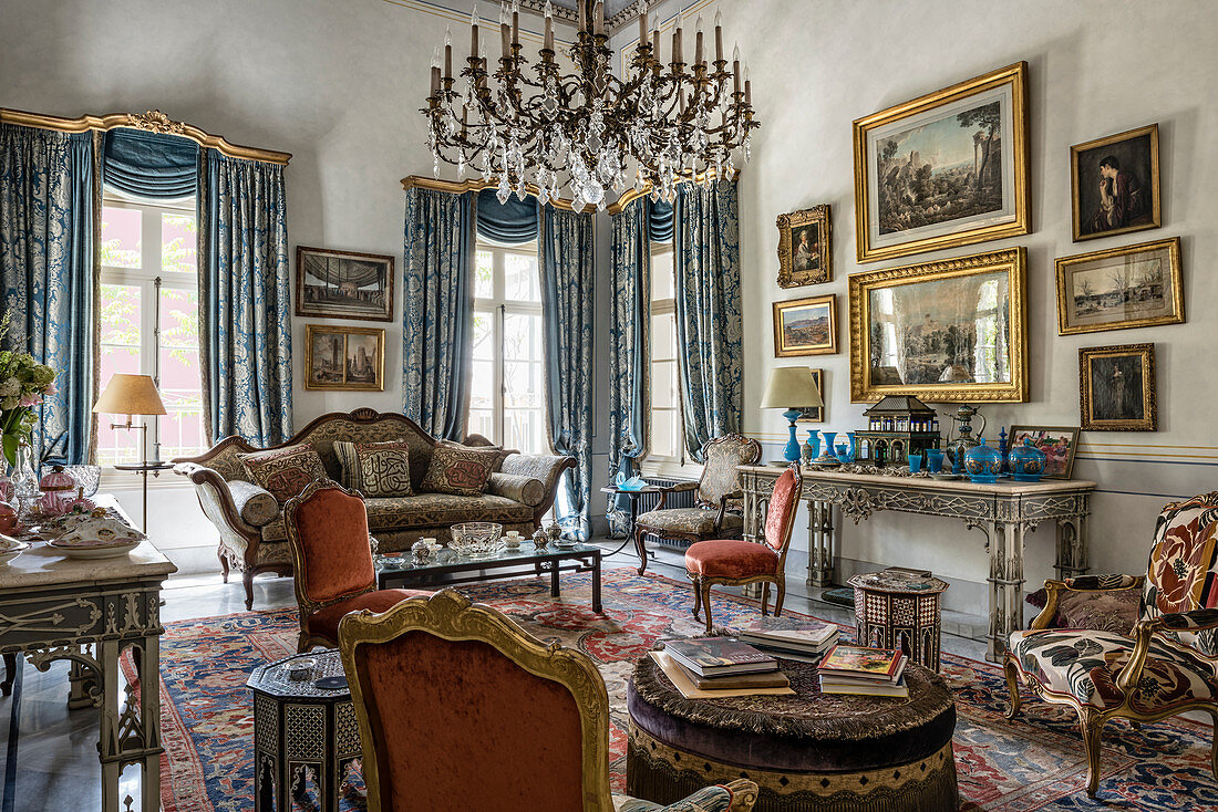 Opulentes Wohnzimmer mit Antiquitäten und Kronleuchter