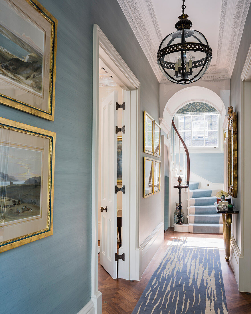 Eleganter Flur im klassischen Altbau mit hellblauen Wänden