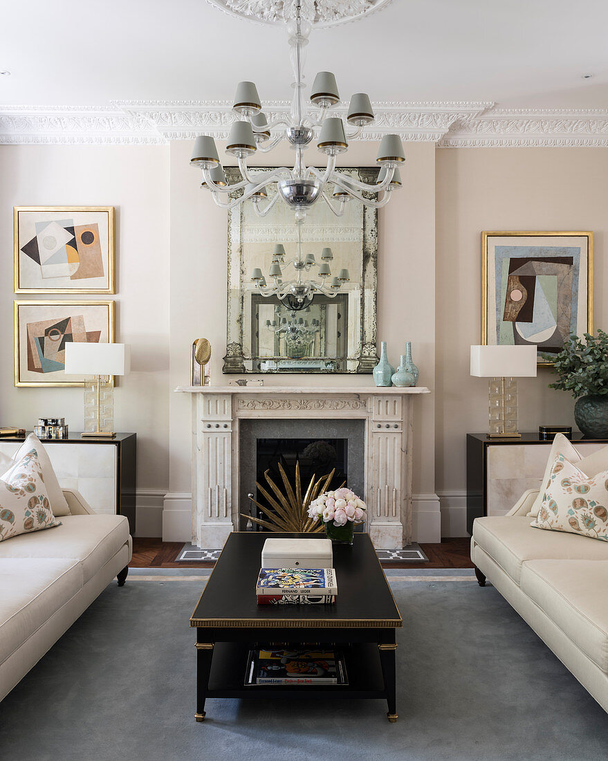 Klassisches Wohnzimmer mit gegenüberstehenden Sofas vorm Kamin