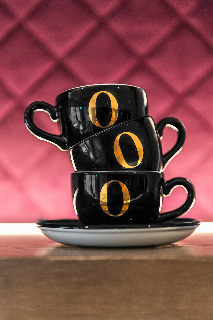 Schwarze Kaffeetassen mit goldener Nummer