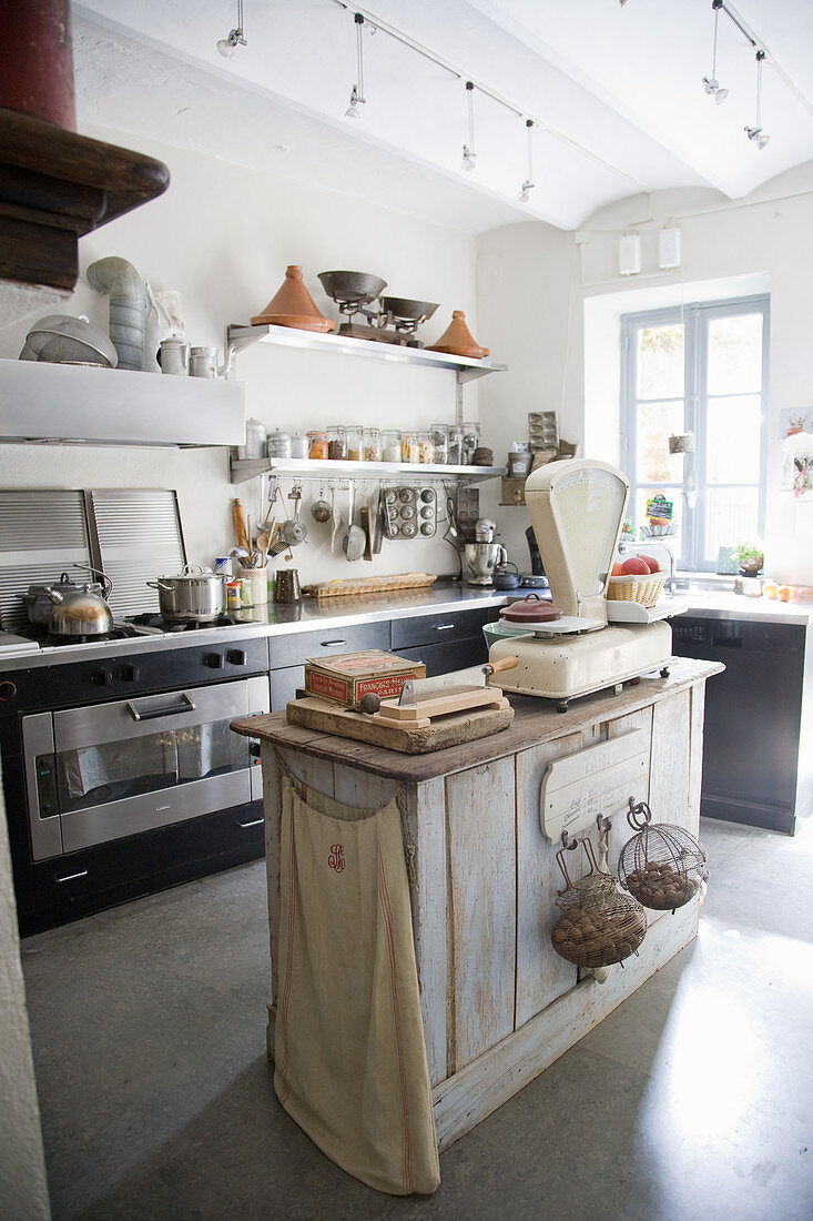 Moderne schwarze Küche mit alter Kücheninsel und nostalgischer Deko