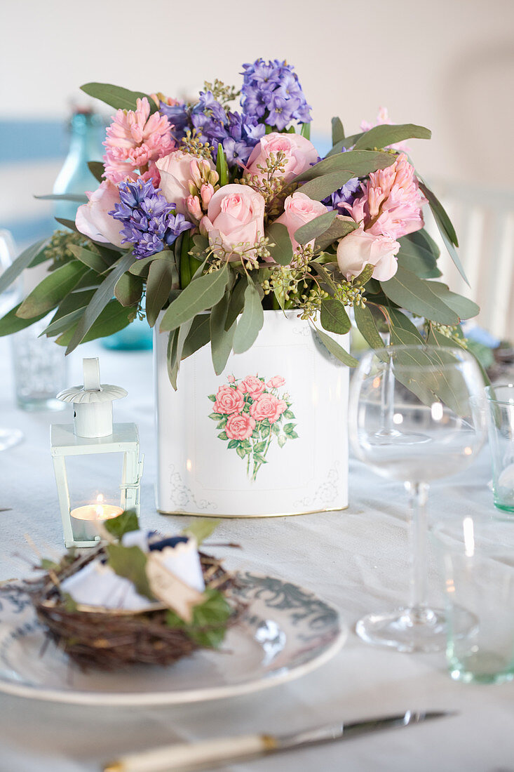 Strauß mit Hyazinthen, Rosen und Eukalyptus auf gedecktem Tisch