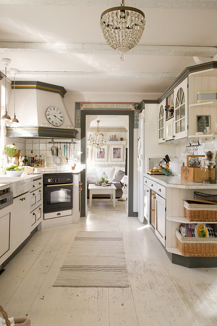 Küche im Landhausstil mit weißem Boden und grauen Akzenten