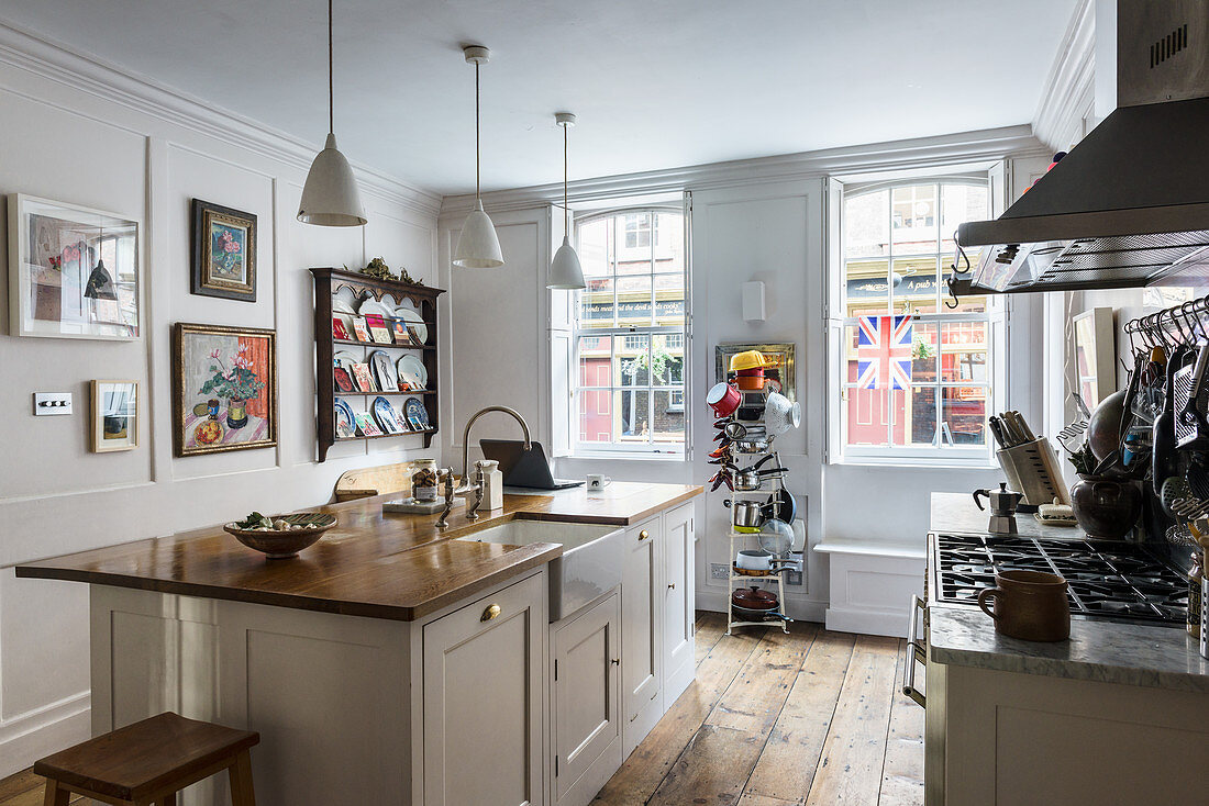 Kücheninsel in klassischer Küche mit Kassettenwand und Sprossenfenstern