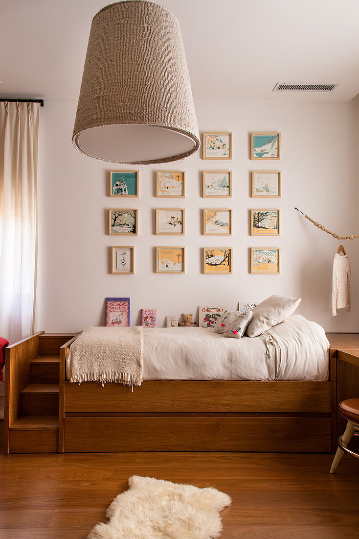 Kinderzimmer in Brauntönen mit Bildergalerie überm Bett