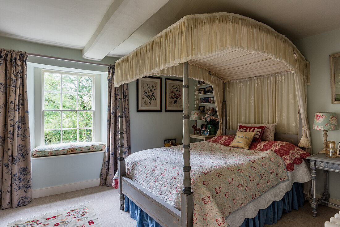 Antikes Himmelbett im Schlafzimmer im englischen Stil