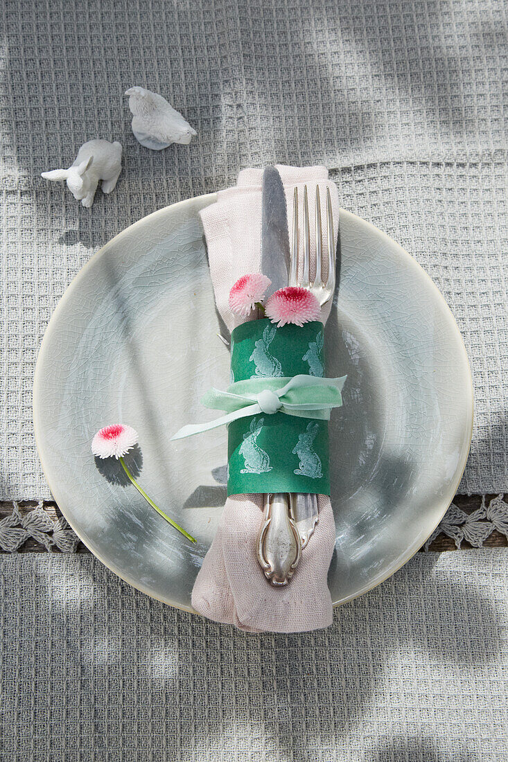 Easter place setting with DIY napkin ring and bellis