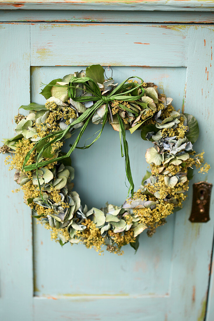 Door wreath of lady's mantle and hydrangea blossoms