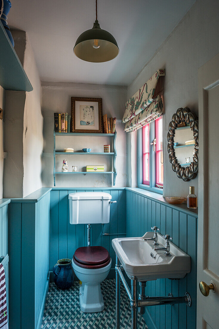 Gäste-Toilette mit blau lackierter Holzverkleidung