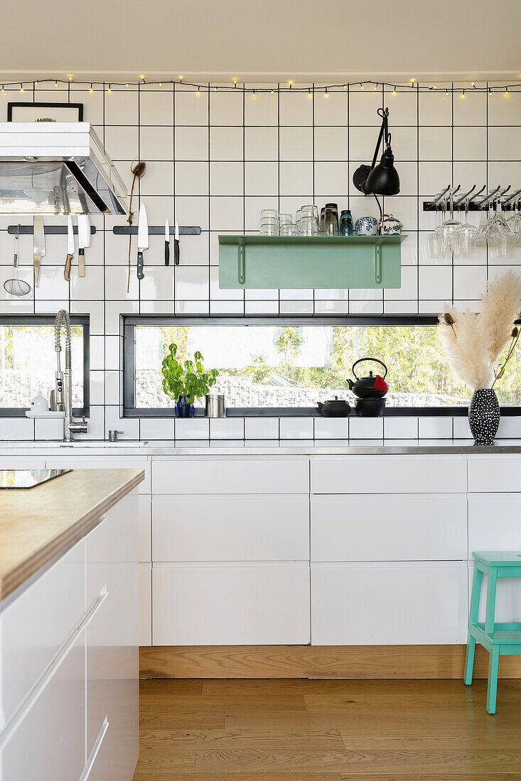 Horizontales Fenster in moderner Küche in Weiß