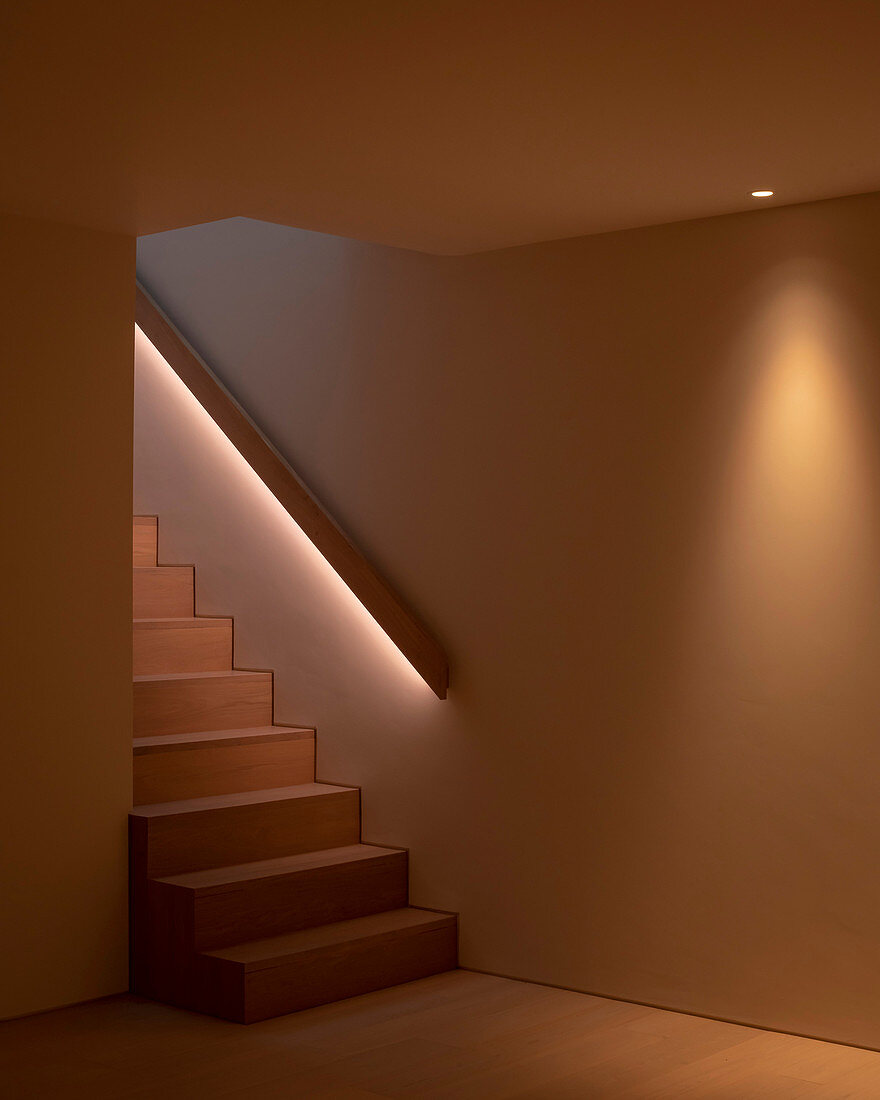 Geländer mit indirekter Beleuchtung an moderner Treppe
