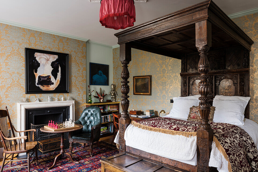 Himmelbett aus dem 17. Jahrhundert im Schlafzimmer, Regency-Stuhl und Tisch vor Kamin