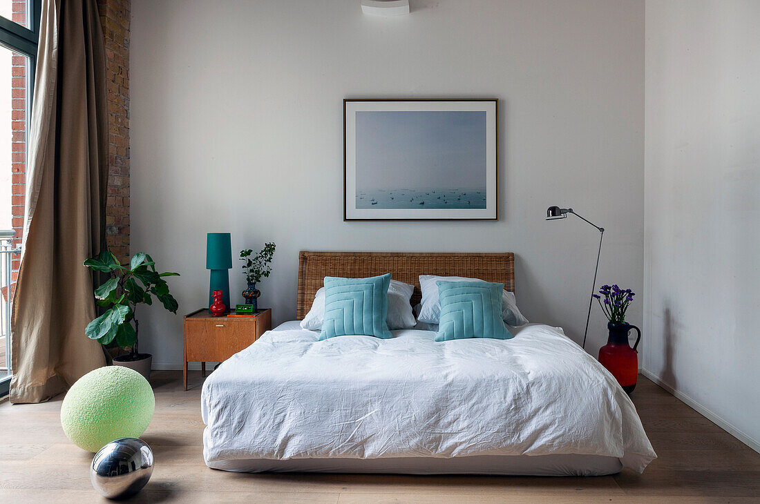 Doppelbett, darüber Bild und Retro Dekoobjekte im Schlafzimmer
