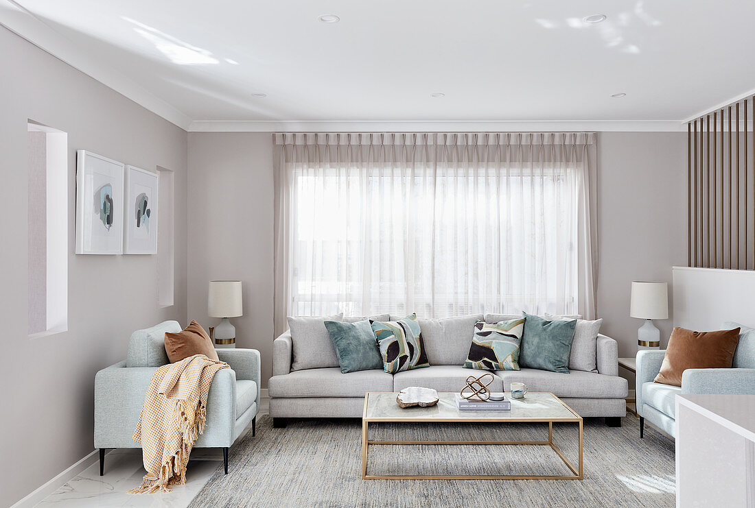 Elegantes Wohnzimmer in hellem Grau mit blassen Farben