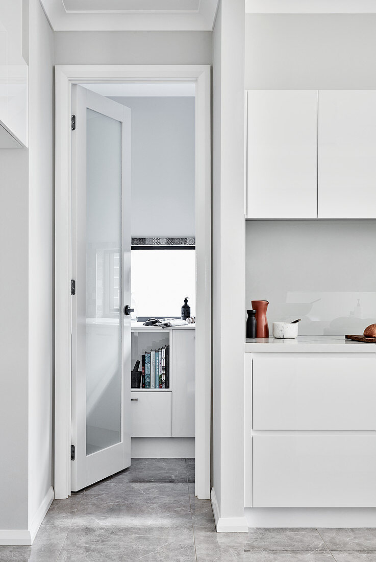 Offene Tür in moderner Küche in Weiß