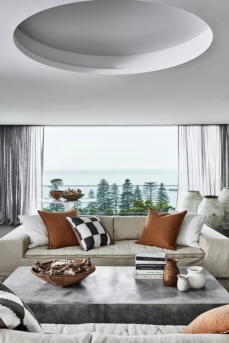 Modernes Wohnzimmer in Naturtönen mit Panoramafenster