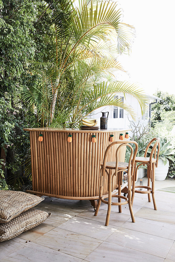 Bar aus Bambus mit Ananas-Deko auf der Terrasse im Garten