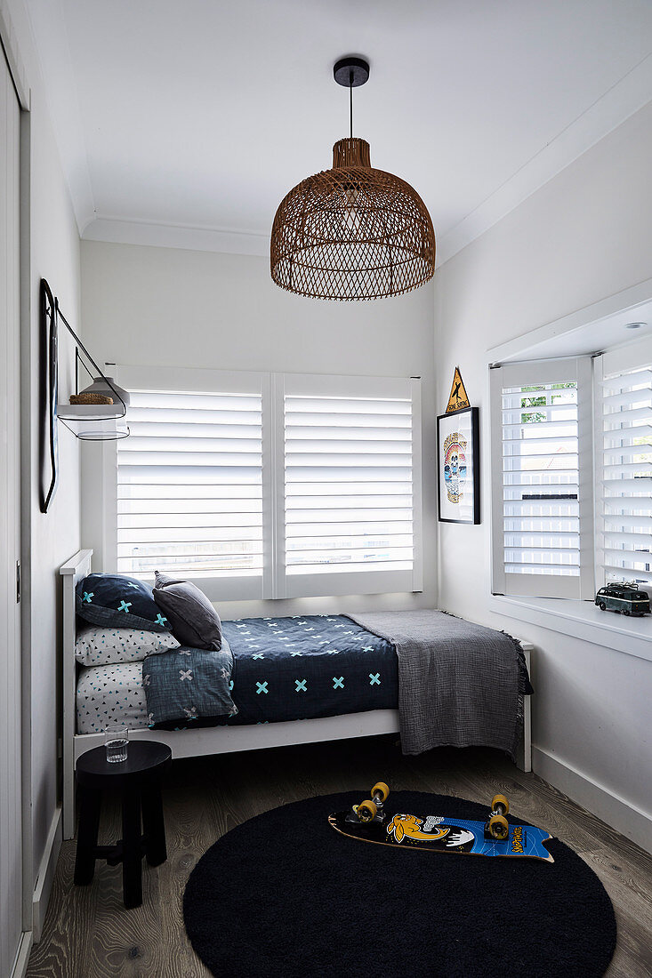 Kleines Jungenzimmer in Grautönen mit Lamellenfenstern