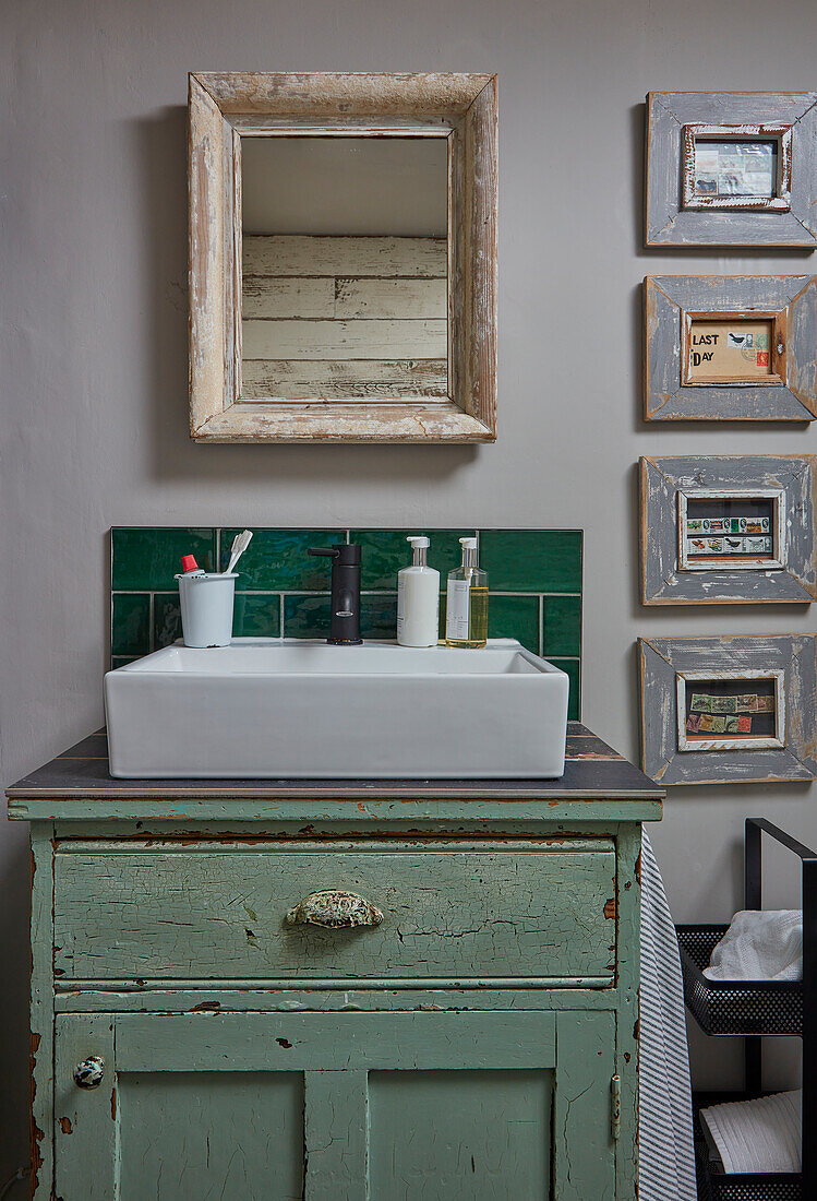 Vintage Schrank als Waschtisch im Badezimmer