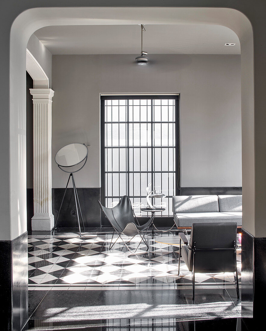 Modernes Wohnzimmer in Schwarz-Weiß im luxuriösen Altbau