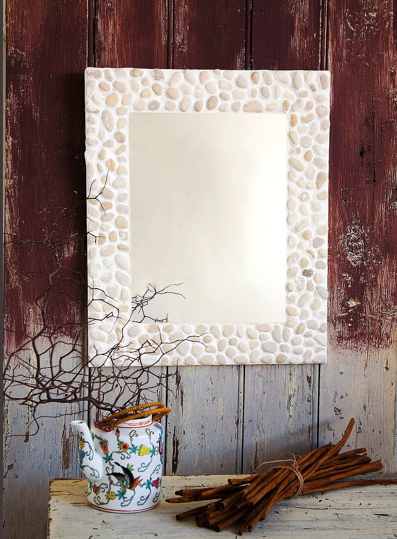 DIY-Spiegel mit Rahmen aus Kieselsteinen