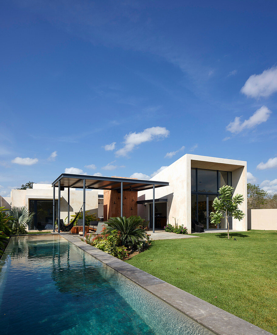 Modernes Architektenhaus mit Swimming Pool und Garten