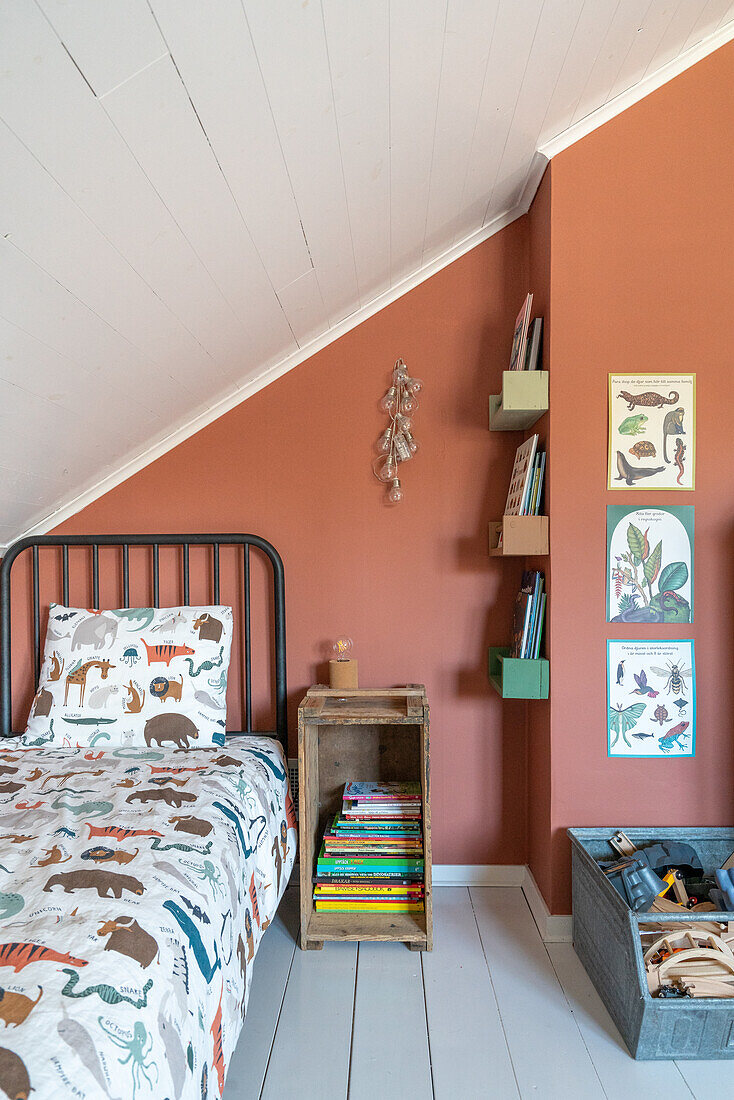 Bettwäsche mit Tiermotiv auf Kinderbett im Dachzimmer