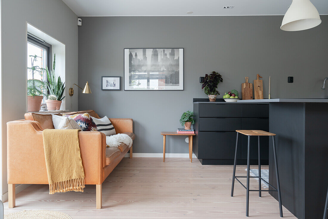Cognacfarbenes Sofa in moderner Küche in Grau