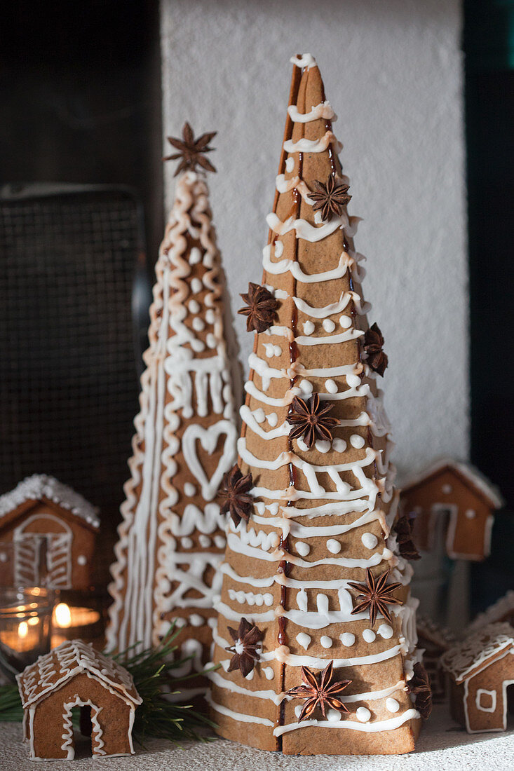 Decorated gingerbread trees and gingerbread houses