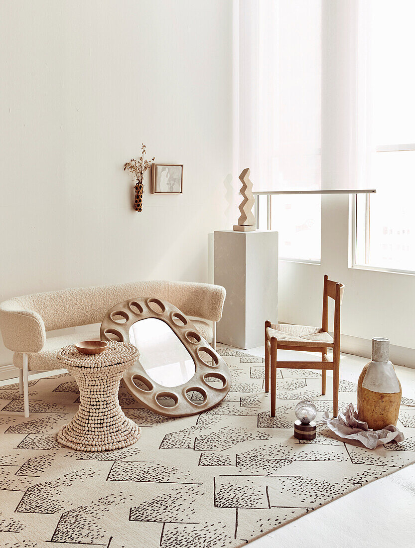 Sofa, perlenbesetzter Hocker, Spiegel mit Vintage Pappmaché-Rahmen, Stuhl und Vase auf Teppich